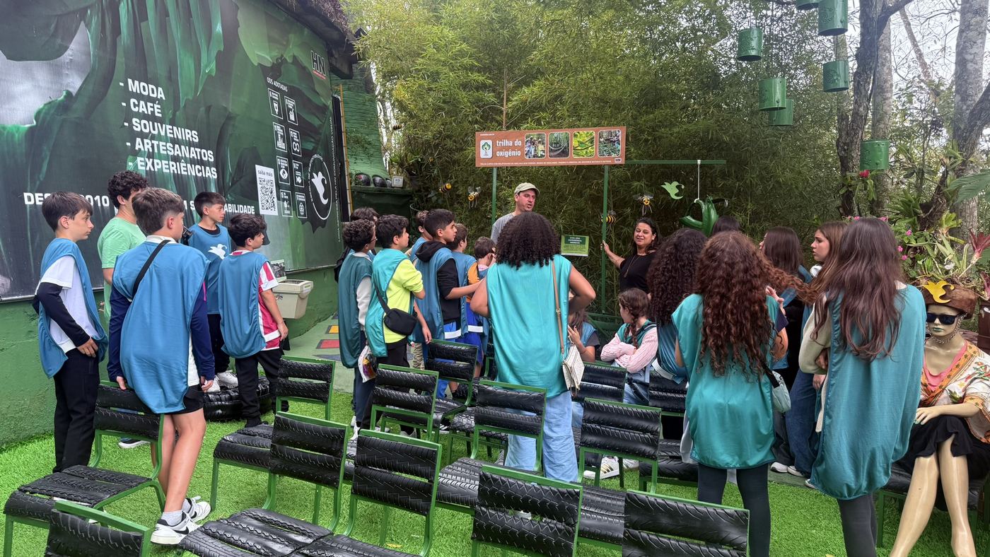 Turma de alunos na roda de conversa no jardim da EcoModas