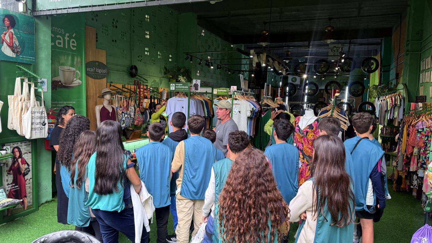 Turma conhecendo a loja
