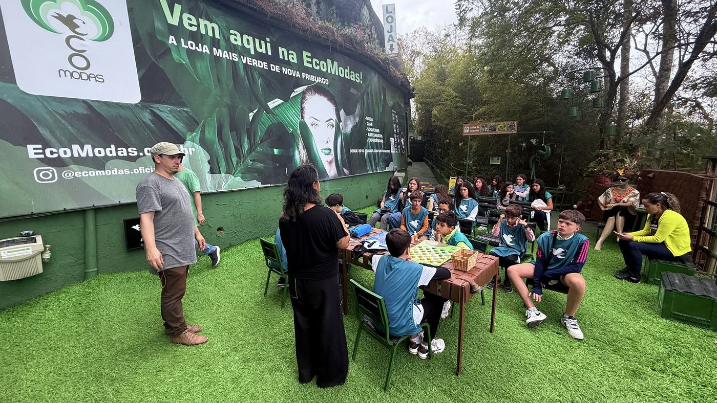 Alunos fazendo bombas de sementes