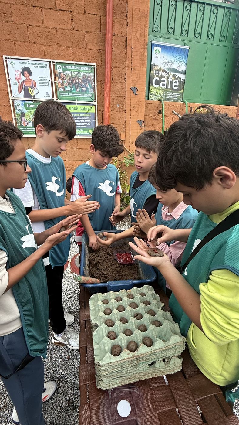 Alunos fazendo bombas de sementes