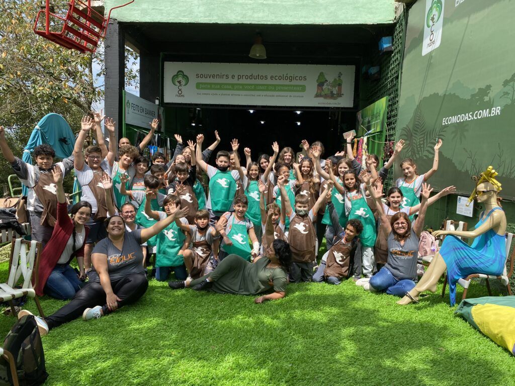 Turma em frente à loja EcoModas