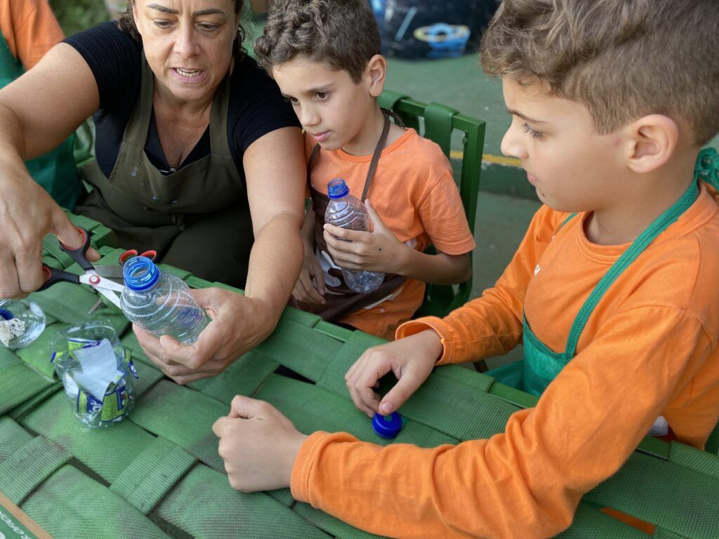 Alunos segurando sementes durante a atividade