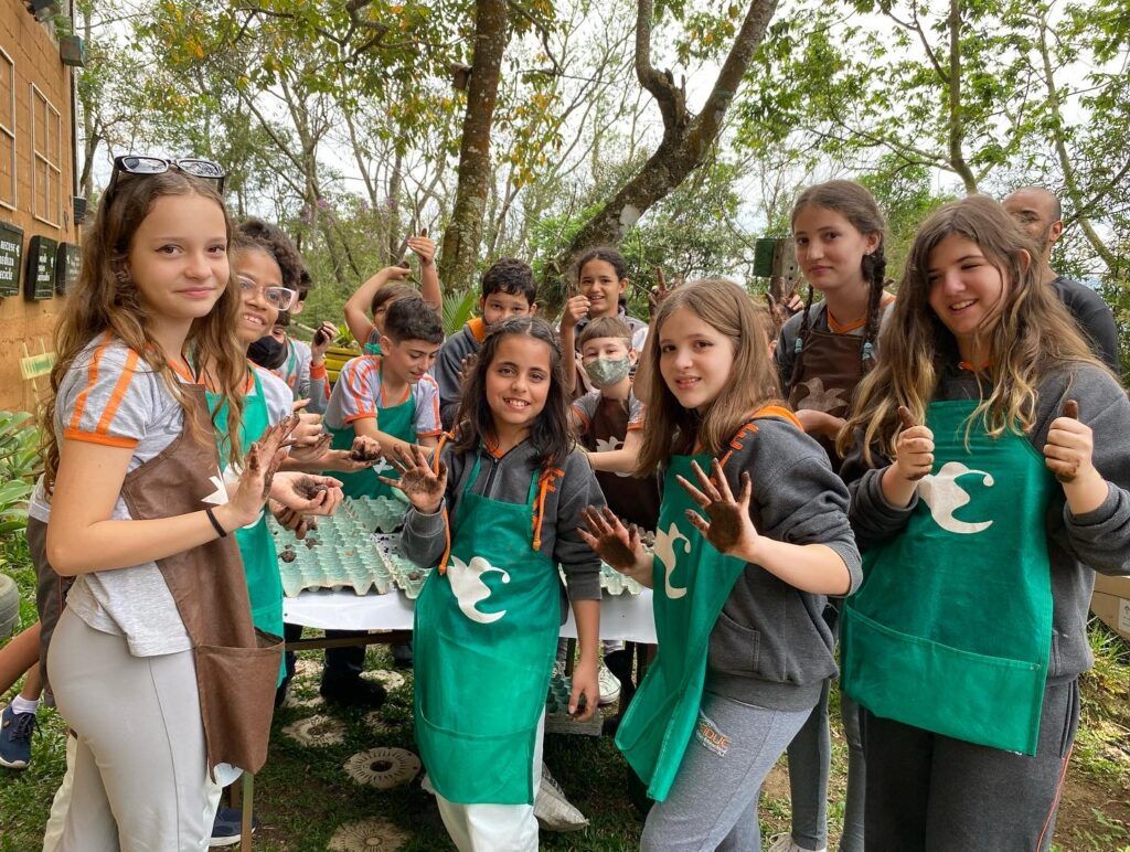 Alunos modelando bombas de sementes