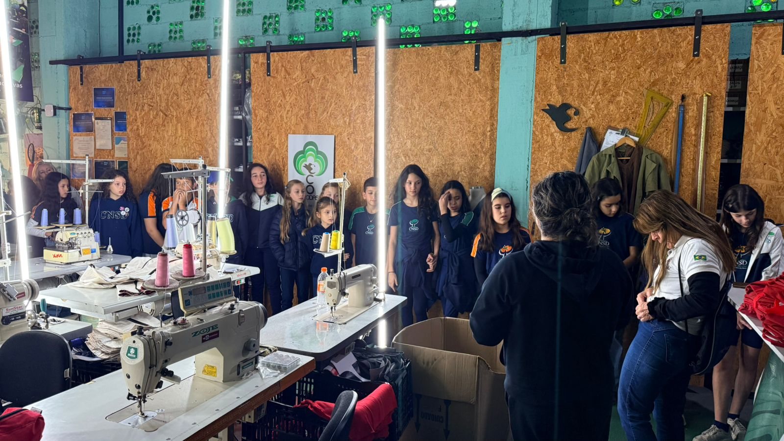 Turma conhecendo o ateliê de costura