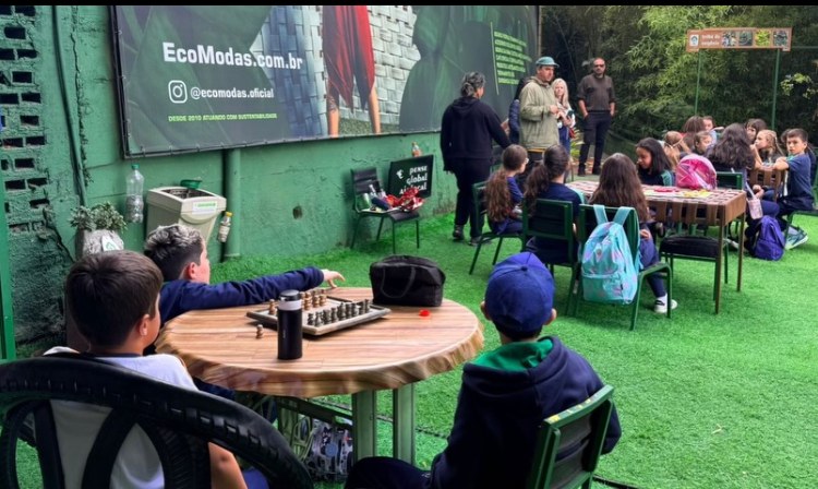 Alunos jogando xadrez no jardim