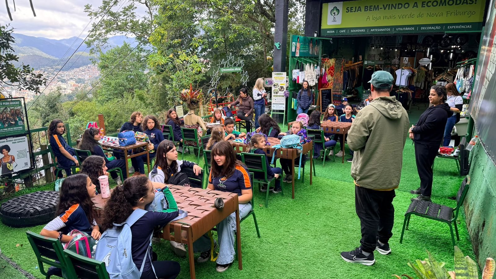 Turma na entrada da loja EcoModas