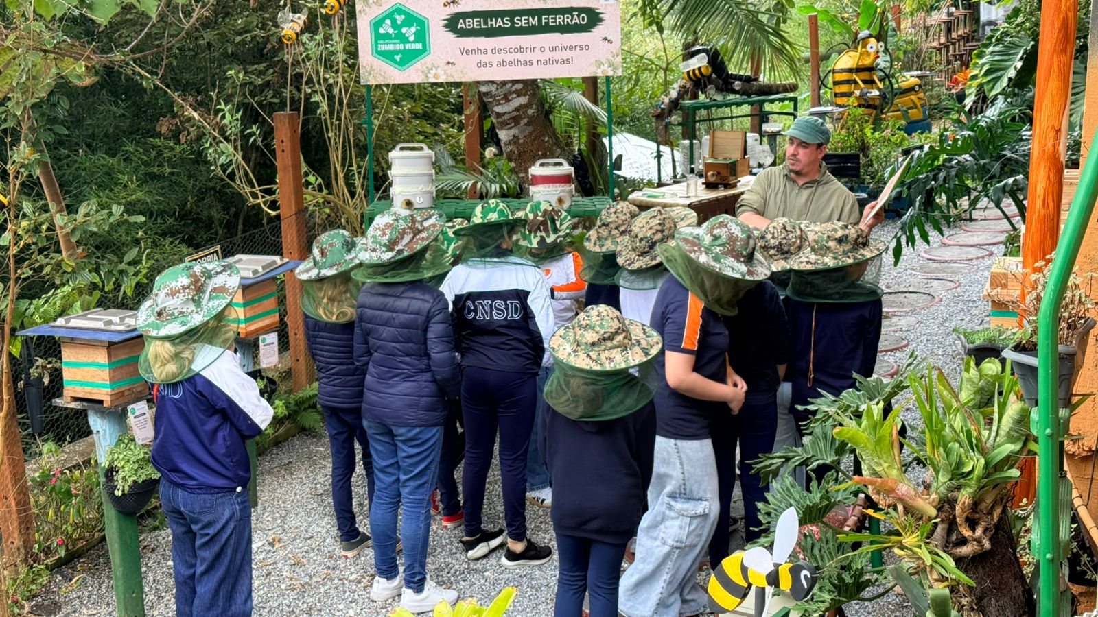 Turma no meliponário Zumbido Verde