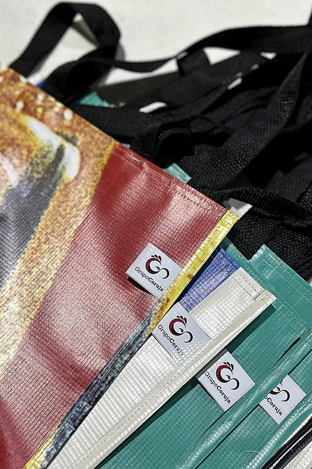 Produção das ecobags de banner reutilizado no ateliê da EcoModas
