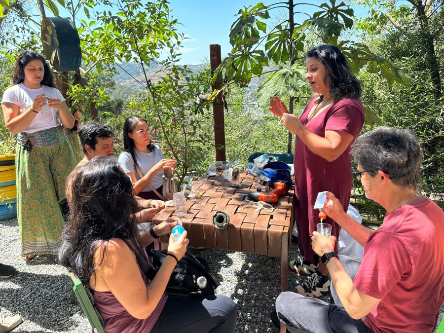 Grupo participando da oficina de vaso com garrafa PET ao ar livre