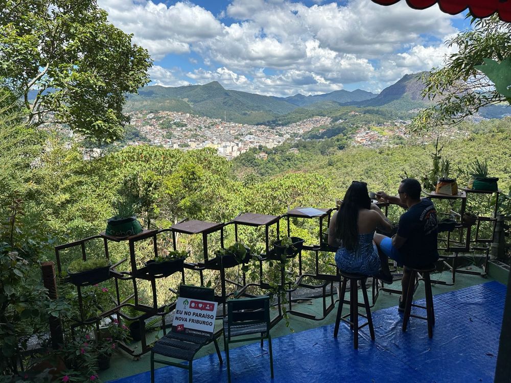 Vista da cidade e das montanhas a partir do mirante da EcoModas