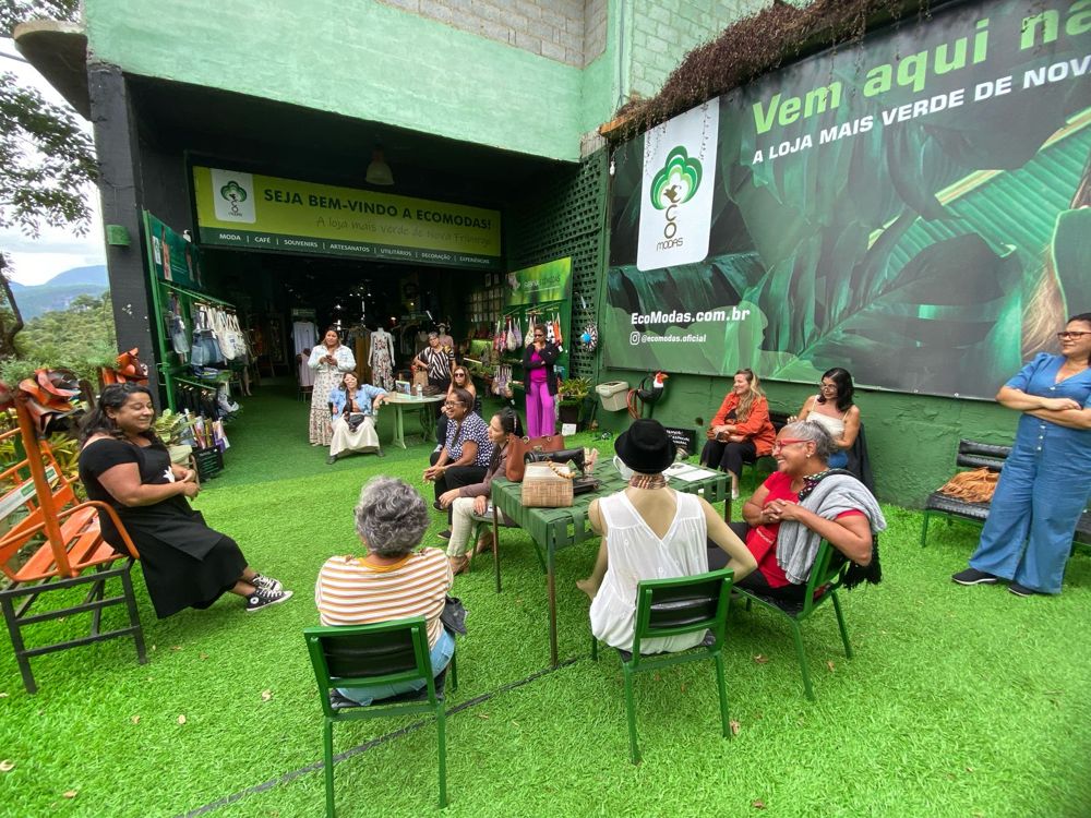 Encontro de mulheres no jardim da EcoModas
