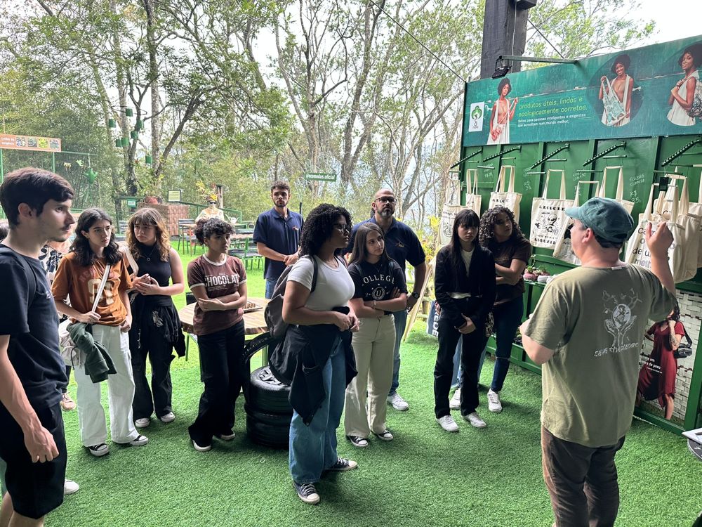 Grupo de estudantes durante a visita guiada