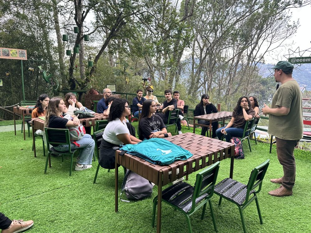 Estudantes assistindo à aula no jardim